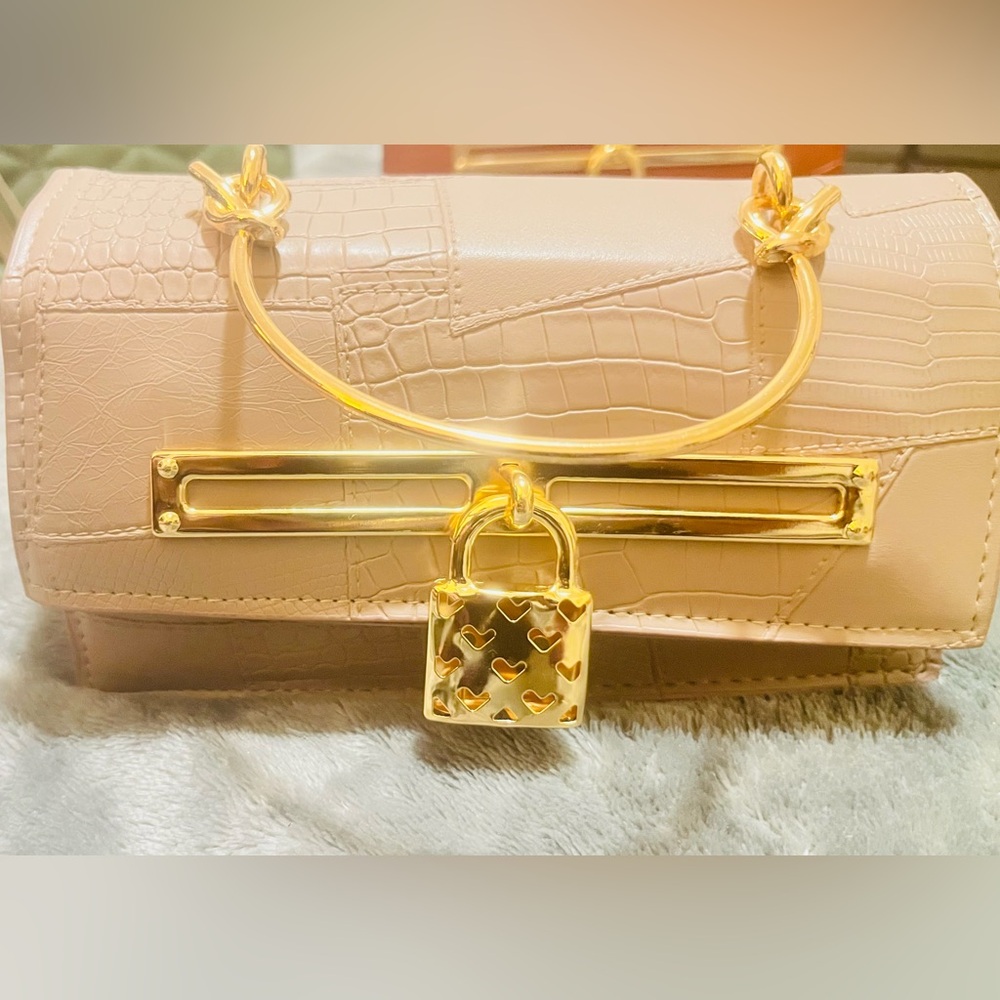 Chic Croc-Embossed Beige Shoulder Bag with Gold Heart Padlock